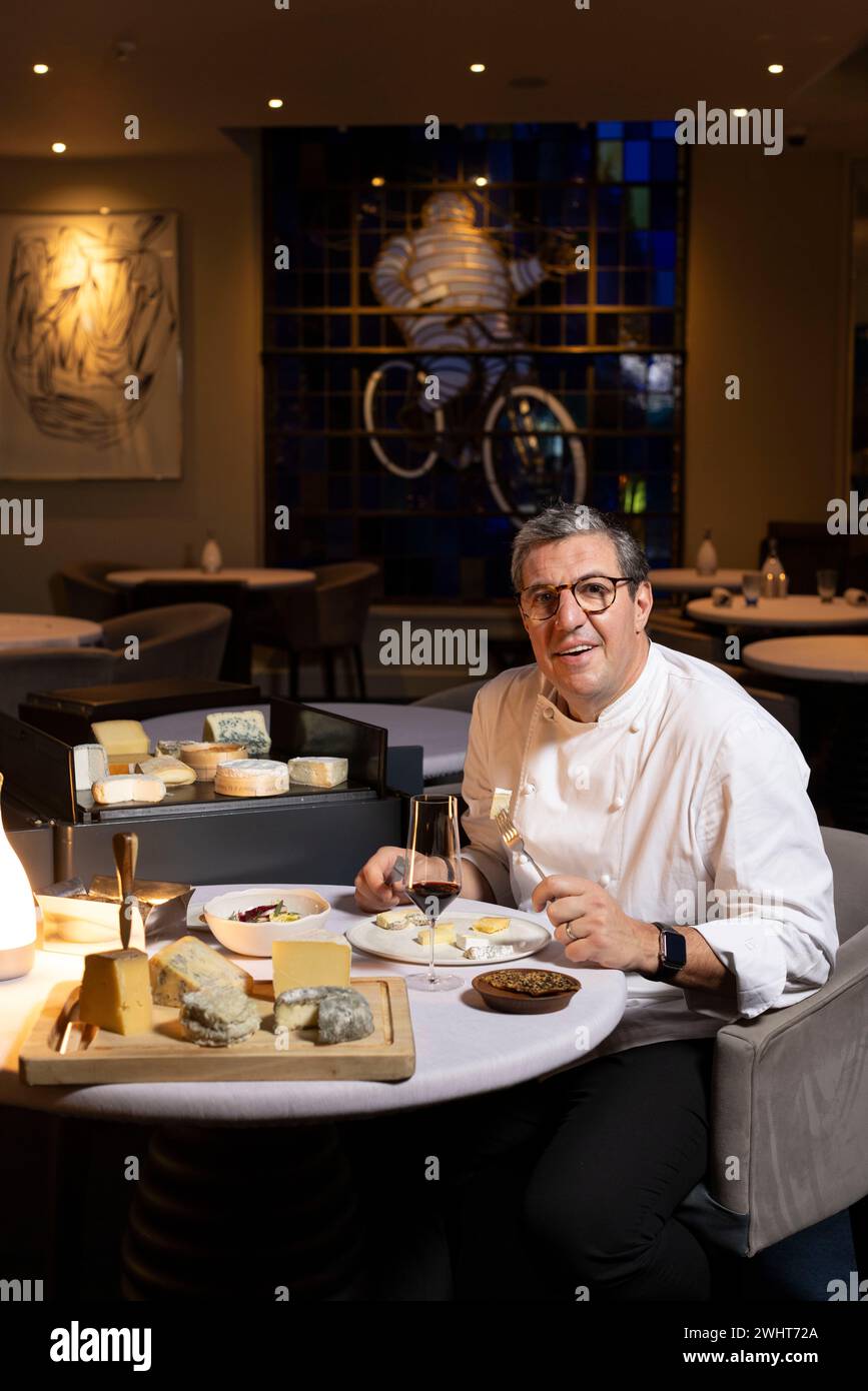 Portraits de Claude Bosi avec le chariot à fromage et le cheeseboard au restaurant Bibendum, Michelin House, South Kensington, Londres, Royaume-Uni Banque D'Images