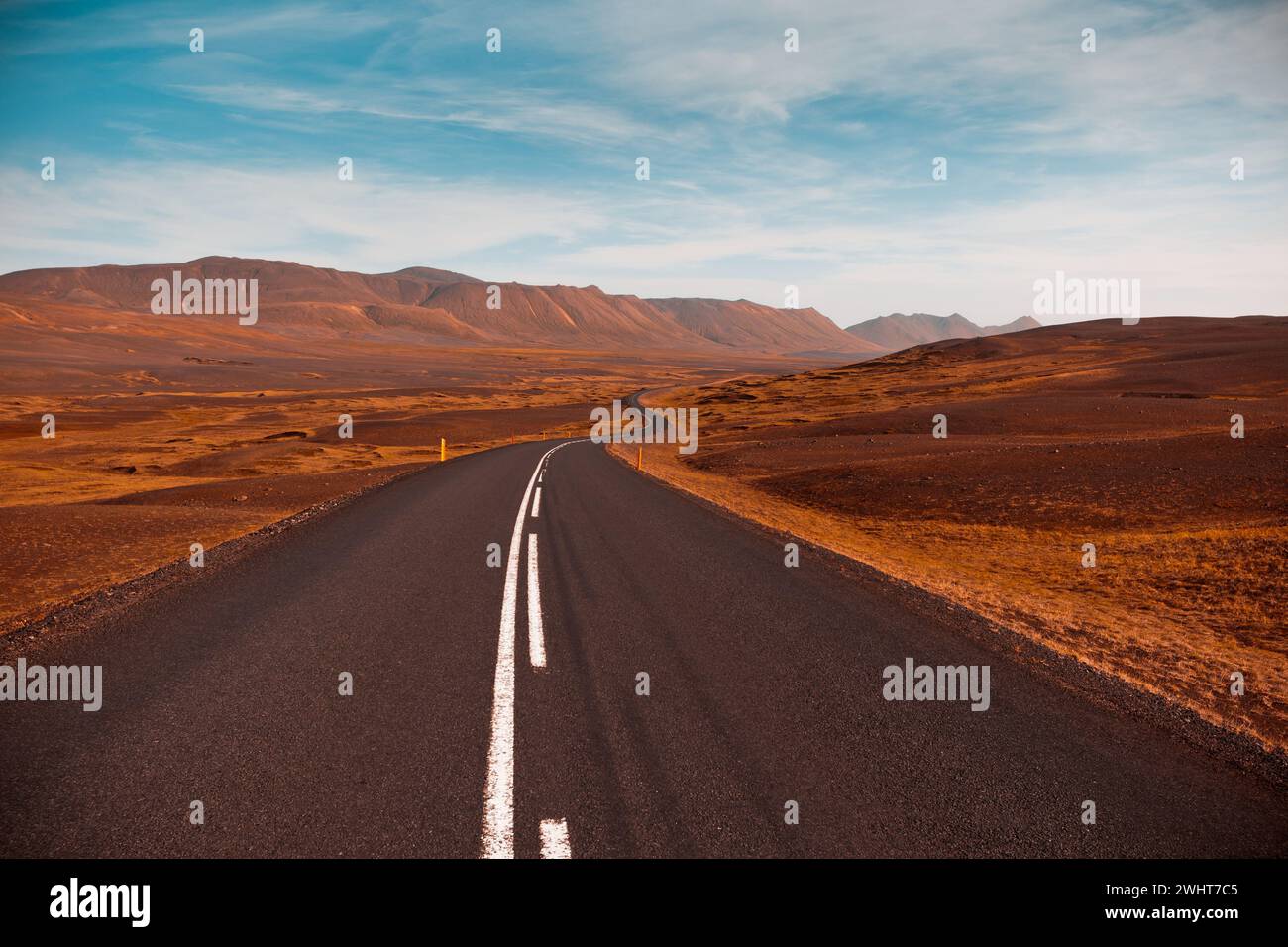 Autoroute à travers le paysage de champ de lave de gravier sec sous un ciel bleu d'été Banque D'Images