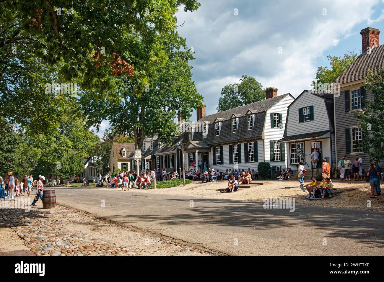 scène de rue, bâtiments coloniaux, gens, touristes en attente, foule, événement, défilé, été, Colonial Williamsburg ; Virginie; Williamsburg ; va Banque D'Images