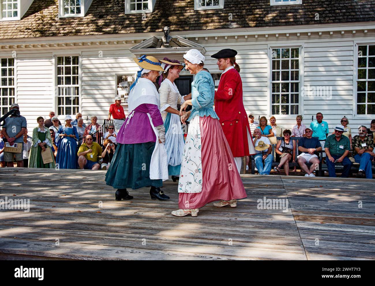 4 interprètes historiques dansant, vêtus de costumes d'époque, émouvant, heureux, manifestant, observant la foule, extérieur, été, Colonial Williamsburg, VI Banque D'Images