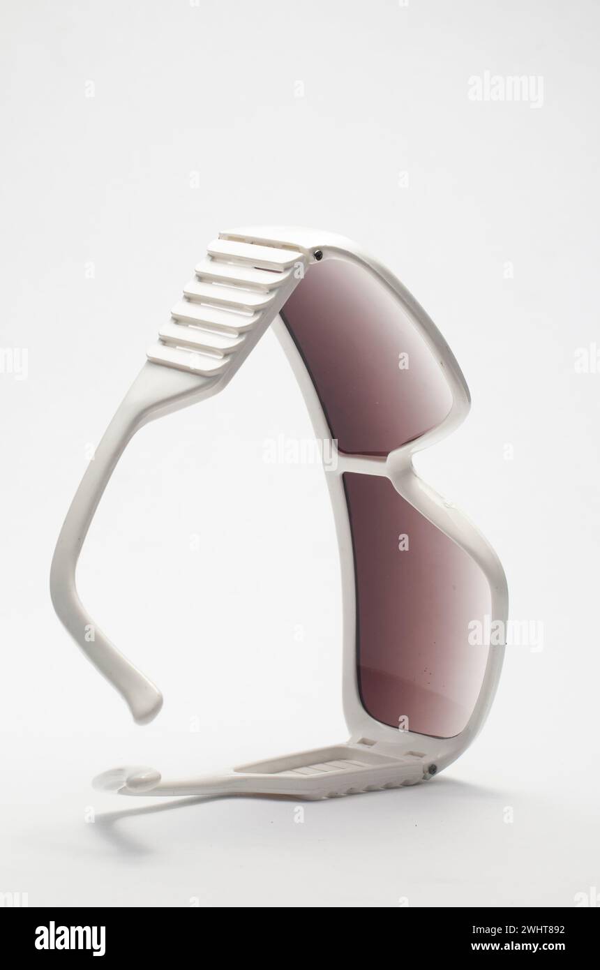 Lunettes ouvertes avec montures blanches dans une forme distinctive en peigne Banque D'Images