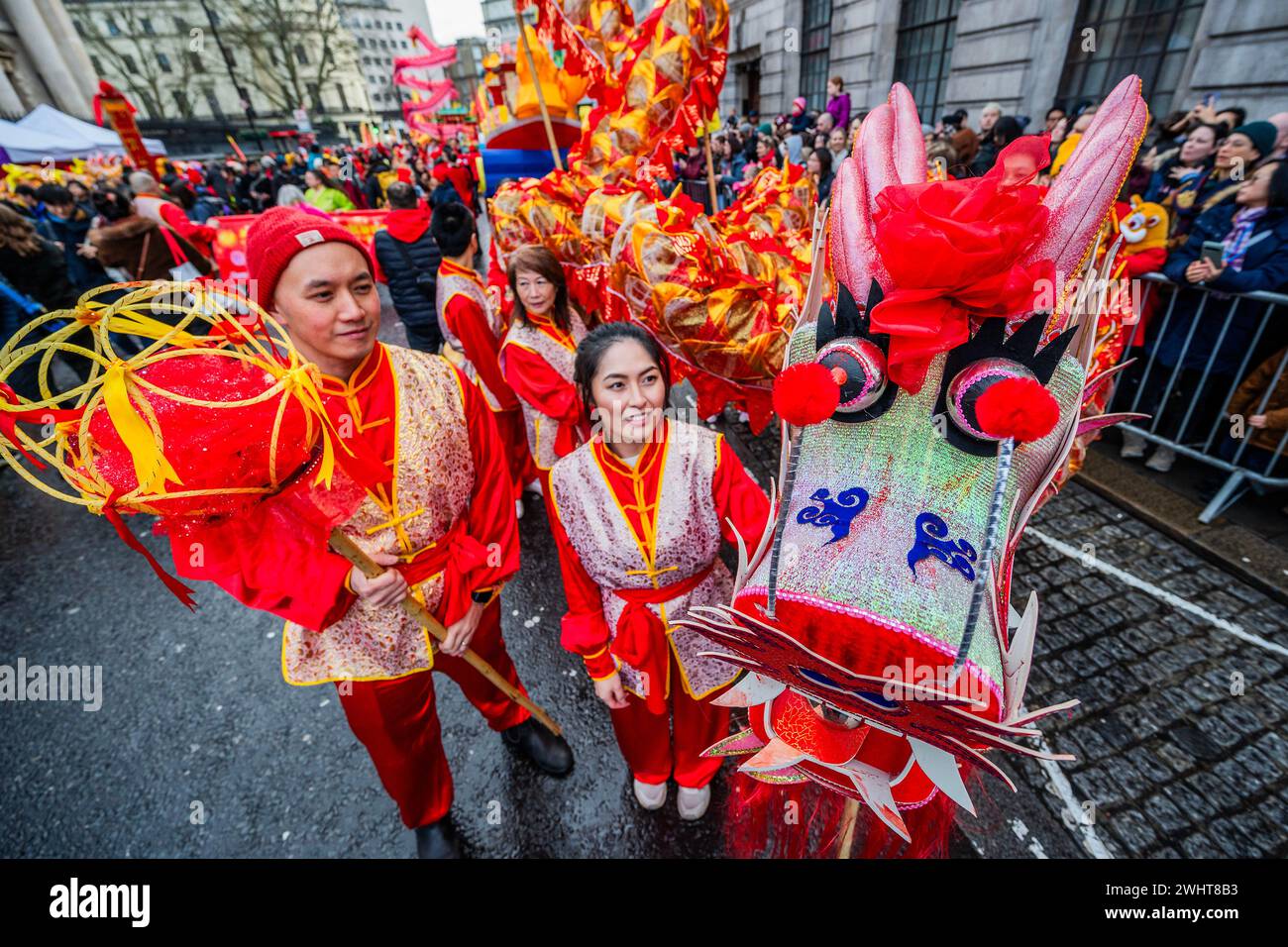 Londres, Royaume-Uni. 11 février 2024. Les artistes se préparent avant le début - le défilé du nouvel an chinois autour de Chinatown, Londres. Organisés par le LCCA, ils espèrent porter chance pour le nouvel an lunaire. 2024 est l'année du dragon. Crédit : Guy Bell/Alamy Live News Banque D'Images