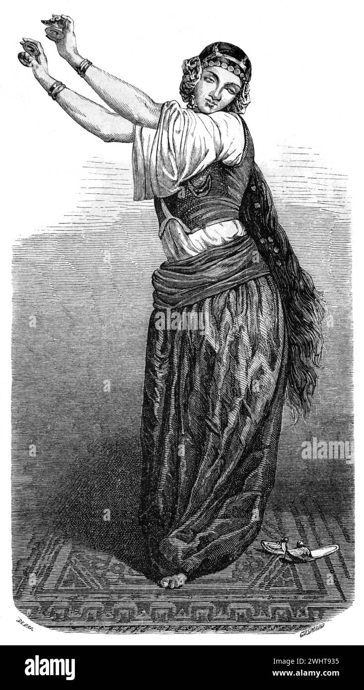 Danseuse égyptienne traditionnelle ou animatrice avec les cheveux longs, portant un costume traditionnel ou une robe ethnique Egypte. Gravure vintage ou historique ou illustration 1863 Banque D'Images