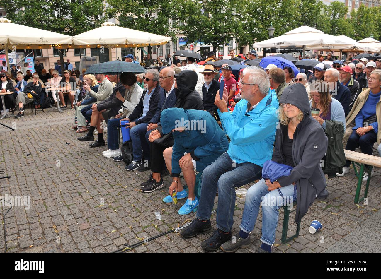 02 juillet 2023/Danes Love Jazz y prevent venir et entendre Jazz chaque année Festival de Jazz de Copenahgen du 30 juin au 9 juillet 2023, l'esprit du groupe de la Nouvelle-Orléans jouant au Festival de Jazz de Copenhague à hojbro plads dans le capiutal danois Copenhague Danemark audiance enjopy jazz avec des boissons froides et de la bière verre de vin. (Photo.Francis Joseph Dean/Dean Pictures) Banque D'Images