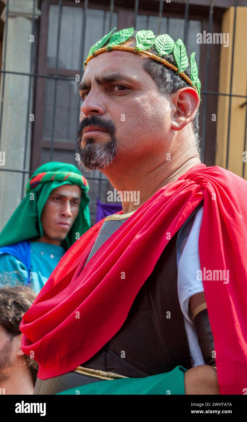 Antigua, Guatemala. Ponce Pilate, interprété par un reconstituteur historique, Semana Santa procession, vendredi Saint. Banque D'Images