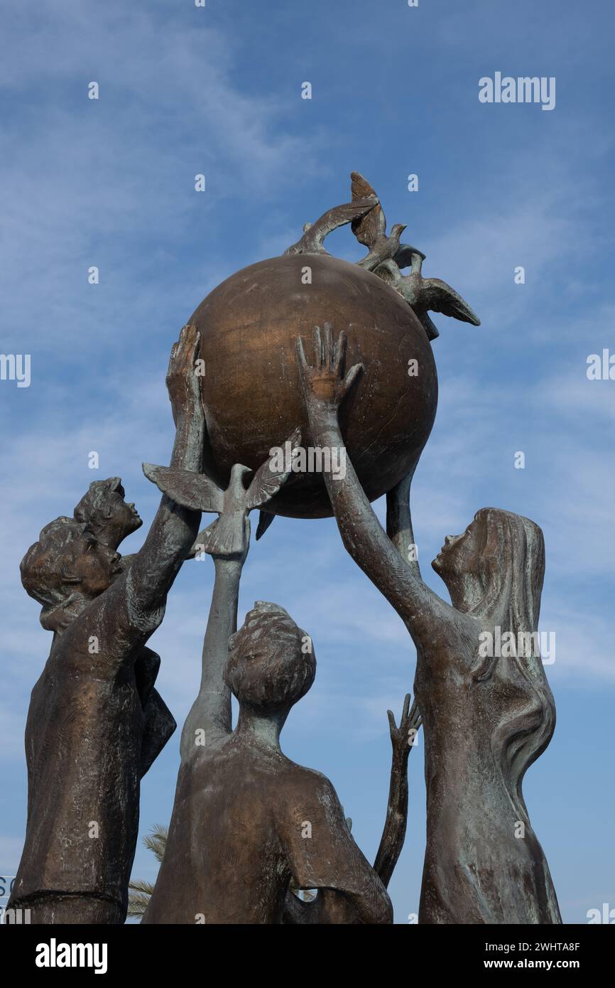 : Sculpture célèbre symbolisant la paix sur terre au port d'Ayia Napa à Chypre Banque D'Images