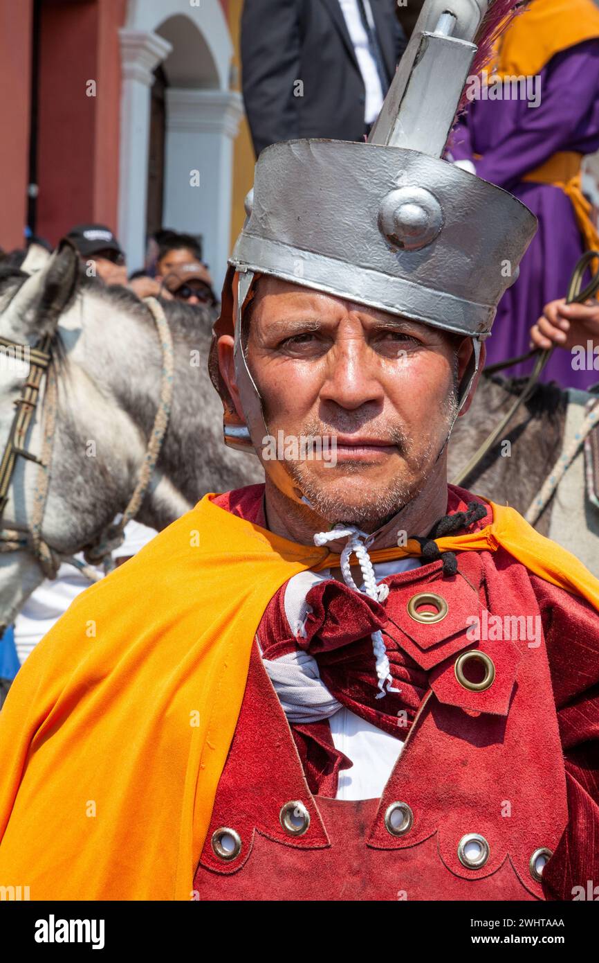 Antigua, Guatemala. Un centurion romain, dans une procession Semana Santa. Banque D'Images