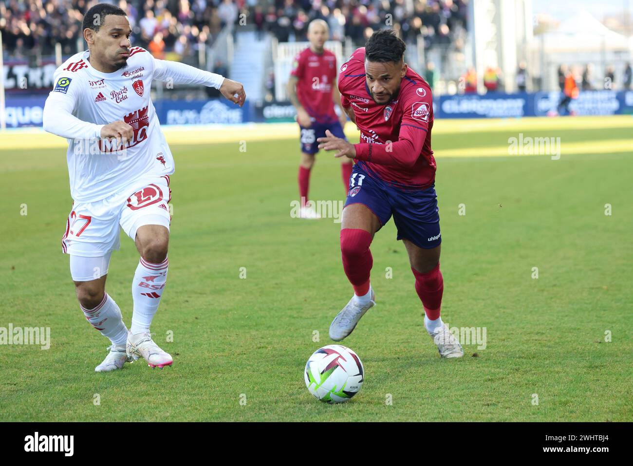 Thierry LARRET/MAXPPP. Football. Ligue 1 Uber mange. Clermont Foot 63 vs stade Brestois 29. Stade Gabriel Montpied. Clermont-Ferrand (63) le 11 fevrier 2024. ALLEVINAH Jim (CLE) vs Kenny Lala (BRE) crédit : MAXPPP/Alamy Live News Banque D'Images