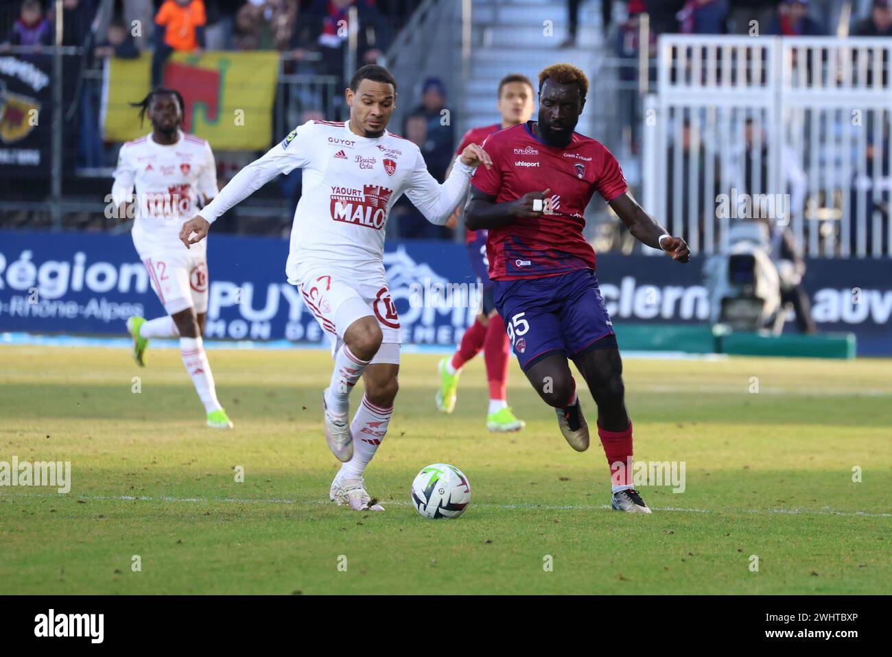 Thierry LARRET/MAXPPP. Football. Ligue 1 Uber mange. Clermont Foot 63 vs stade Brestois 29. Stade Gabriel Montpied. Clermont-Ferrand (63) le 11 fevrier 2024. Kenny Lala (BRE) vs KYEI Grejohn (CLE) crédit : MAXPPP/Alamy Live News Banque D'Images