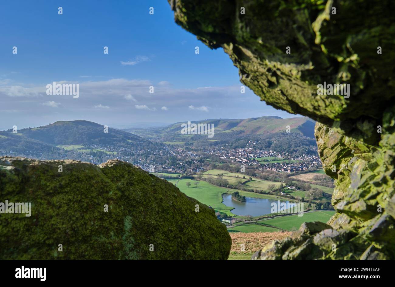 Ragleth Hill, Church Stretton et le long Mynd vus à travers Three Fingers Rock, Caer Caradoc, Church Stretton, Shropshire Banque D'Images