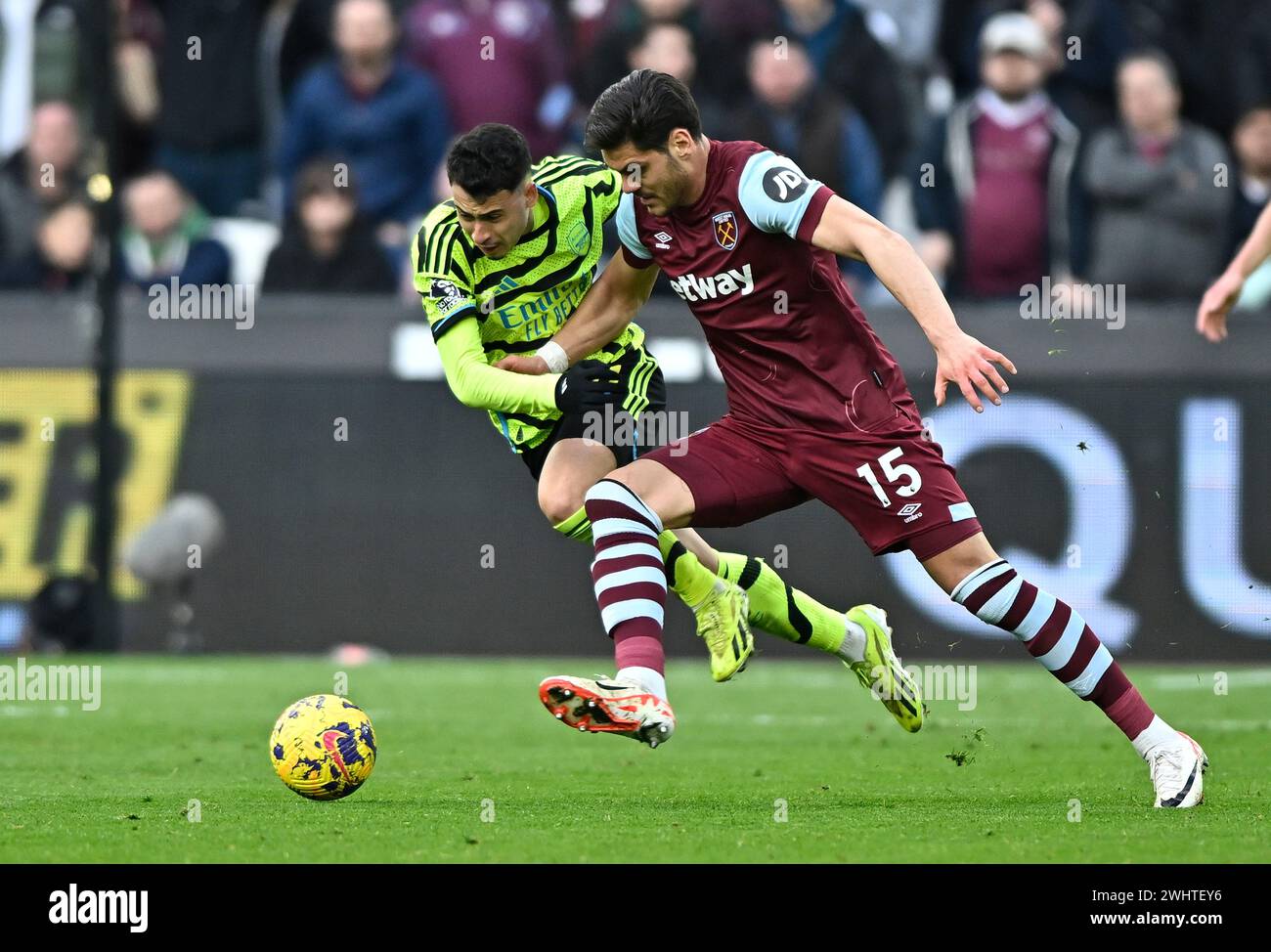 Londres, Royaume-Uni. 11 février 2024. Konstantinos Mavropanos (West Ham) et Gabriel Martinelli (Arsenal) lors du match de West Ham vs Arsenal premier League au London Stadium Stratford. Cette image est RÉSERVÉE à UN USAGE ÉDITORIAL. Licence exigée du Football DataCo pour toute autre utilisation. Crédit : MARTIN DALTON/Alamy Live News Banque D'Images