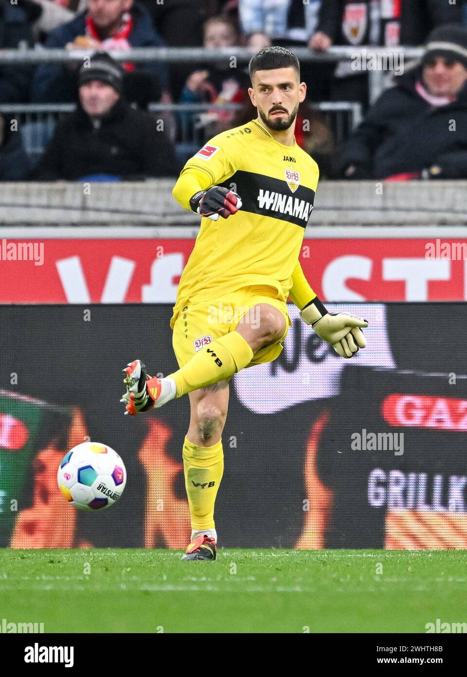 Stuttgart, Allemagne. 11 février 2024. Football, Bundesliga, VfB Stuttgart - FSV Mainz 05, Journée 21, MHPArena. Le gardien de but de Stuttgart Fabian Bredlow en action. Crédit : Harry Langer/dpa - REMARQUE IMPORTANTE : conformément aux règlements de la DFL German Football League et de la DFB German Football Association, il est interdit d'utiliser ou de faire utiliser des photographies prises dans le stade et/ou du match sous forme d'images séquentielles et/ou de séries de photos de type vidéo./dpa/Alamy Live News Banque D'Images