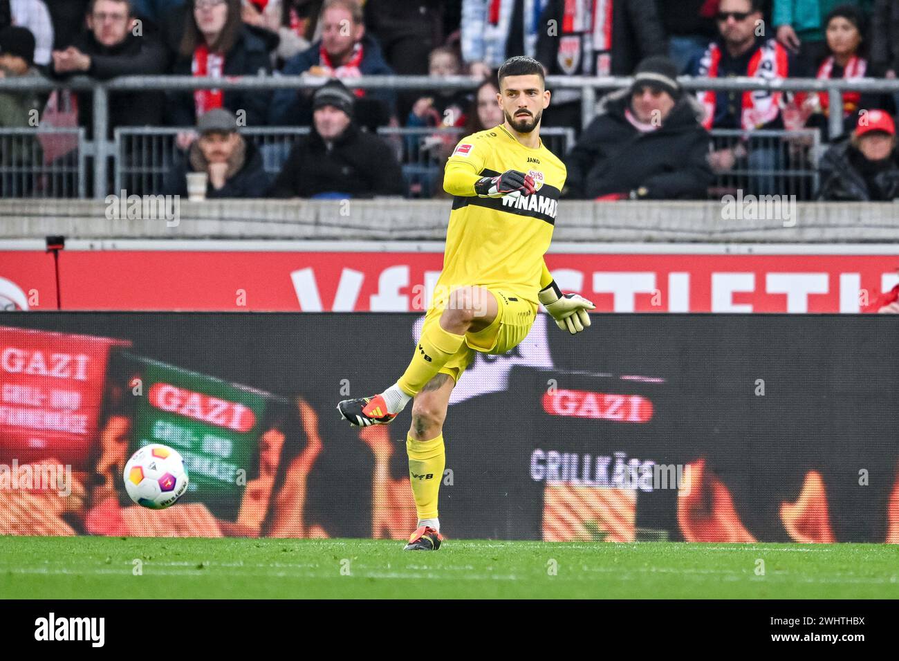 Stuttgart, Allemagne. 11 février 2024. Football, Bundesliga, VfB Stuttgart - FSV Mainz 05, Journée 21, MHPArena. Le gardien de but de Stuttgart Fabian Bredlow en action. Crédit : Harry Langer/dpa - REMARQUE IMPORTANTE : conformément aux règlements de la DFL German Football League et de la DFB German Football Association, il est interdit d'utiliser ou de faire utiliser des photographies prises dans le stade et/ou du match sous forme d'images séquentielles et/ou de séries de photos de type vidéo./dpa/Alamy Live News Banque D'Images
