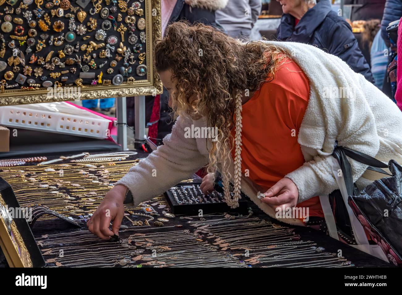 Femme regardant des bijoux sur le marché étal, Cornhill, Lincoln City, Lincolnshire, Angleterre, ROYAUME-UNI Banque D'Images