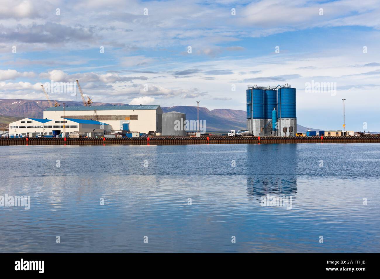 Grands réservoirs et veuves au quai commercial en mer dans le nord de l'Islande Banque D'Images