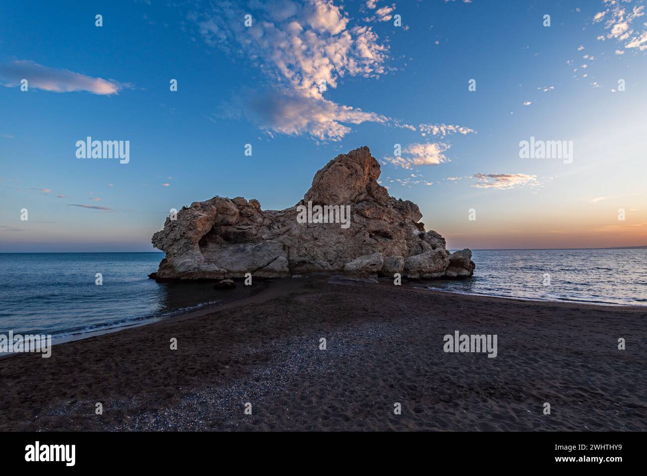 Peñon del cuervo, formation rocheuse sur une plage de Malaga, Costa del sol. Banque D'Images