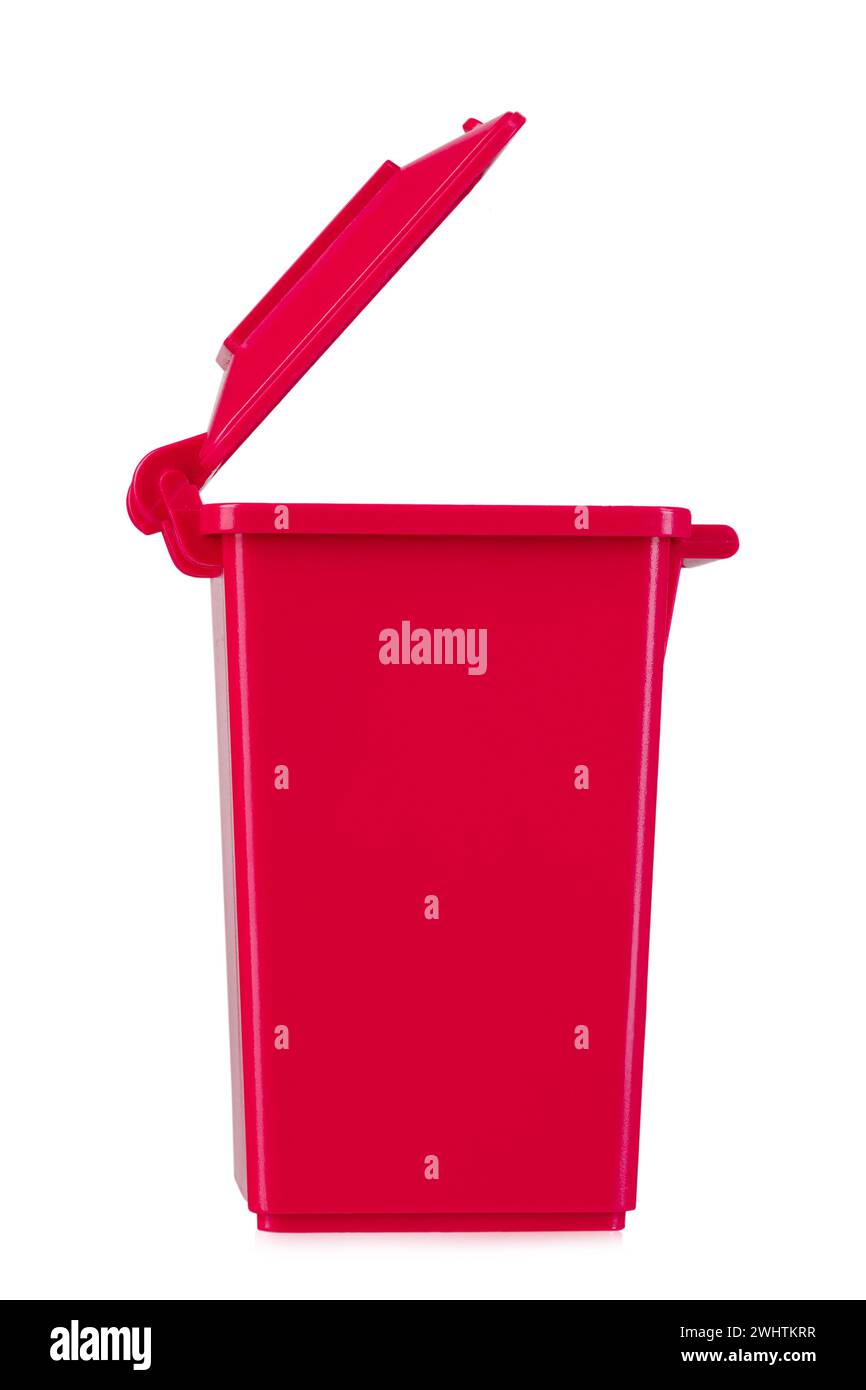 Bac de recyclage rouge avec couvercle ouvert isolé sur fond blanc. Poubelle, poubelle. Le fichier contient un chemin de détourage. Banque D'Images