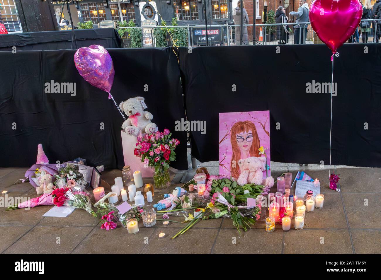 Un an après le meurtre brutal de Brianna Ghey qui a été poignardée à mort dans Culcheth Linear Park, Warrington Town a tenu une veillée dans le centre-ville où des centaines de personnes sont venues rendre hommage et se souvenir de l'événement triste et tragique Credit : John Hopkins/Alamy Live News Banque D'Images