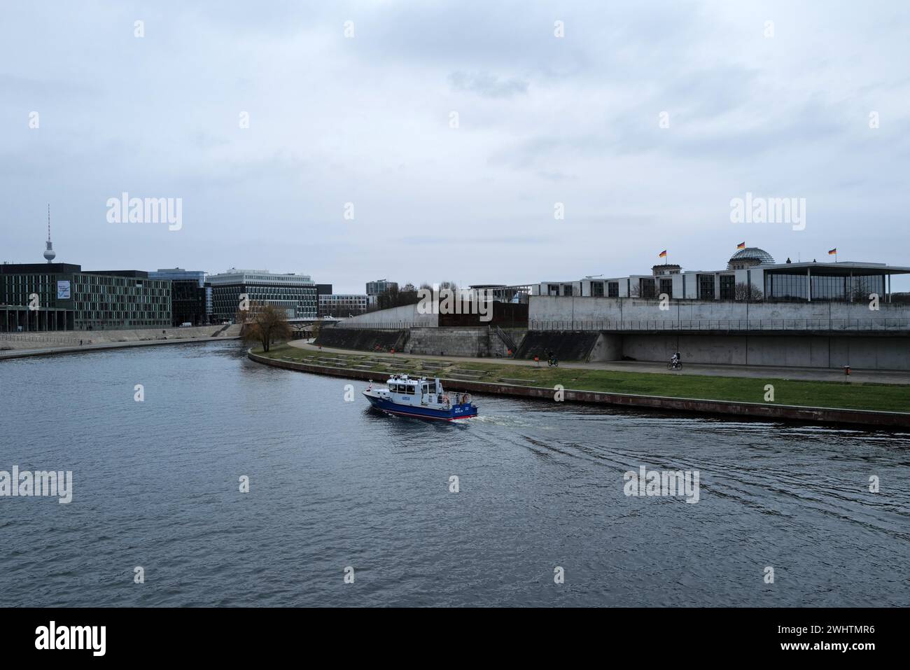 Un bateau de la police remonte la rivière Spree près du bâtiment du Bundestag allemand lors d'une journée de protestations généralisées. Berlin, Allemagne Banque D'Images