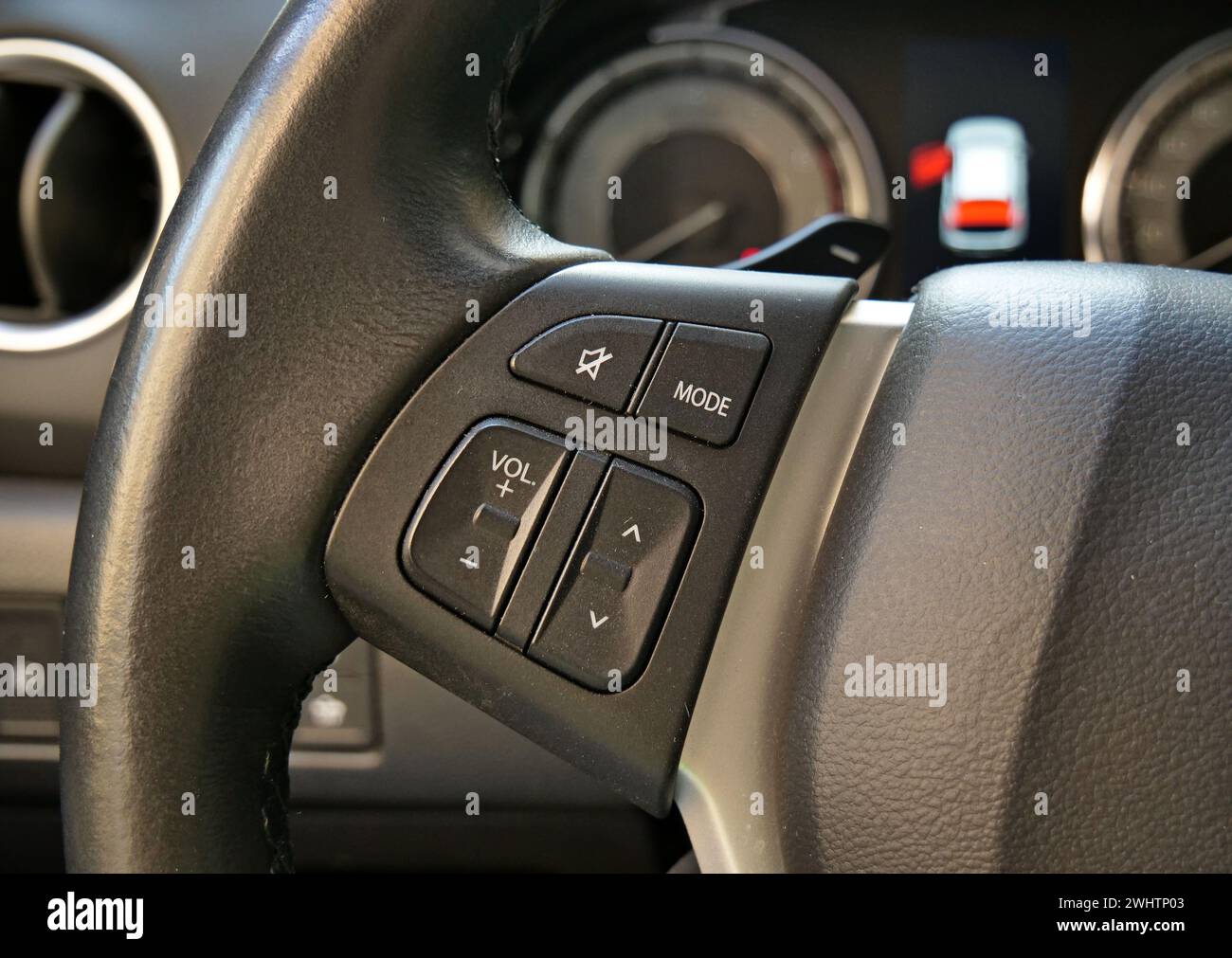 Volant avec boutons de commande à l'avant de la mise au point de sécurité de porte ouverte activée sur le tableau de bord d'Une voiture Banque D'Images