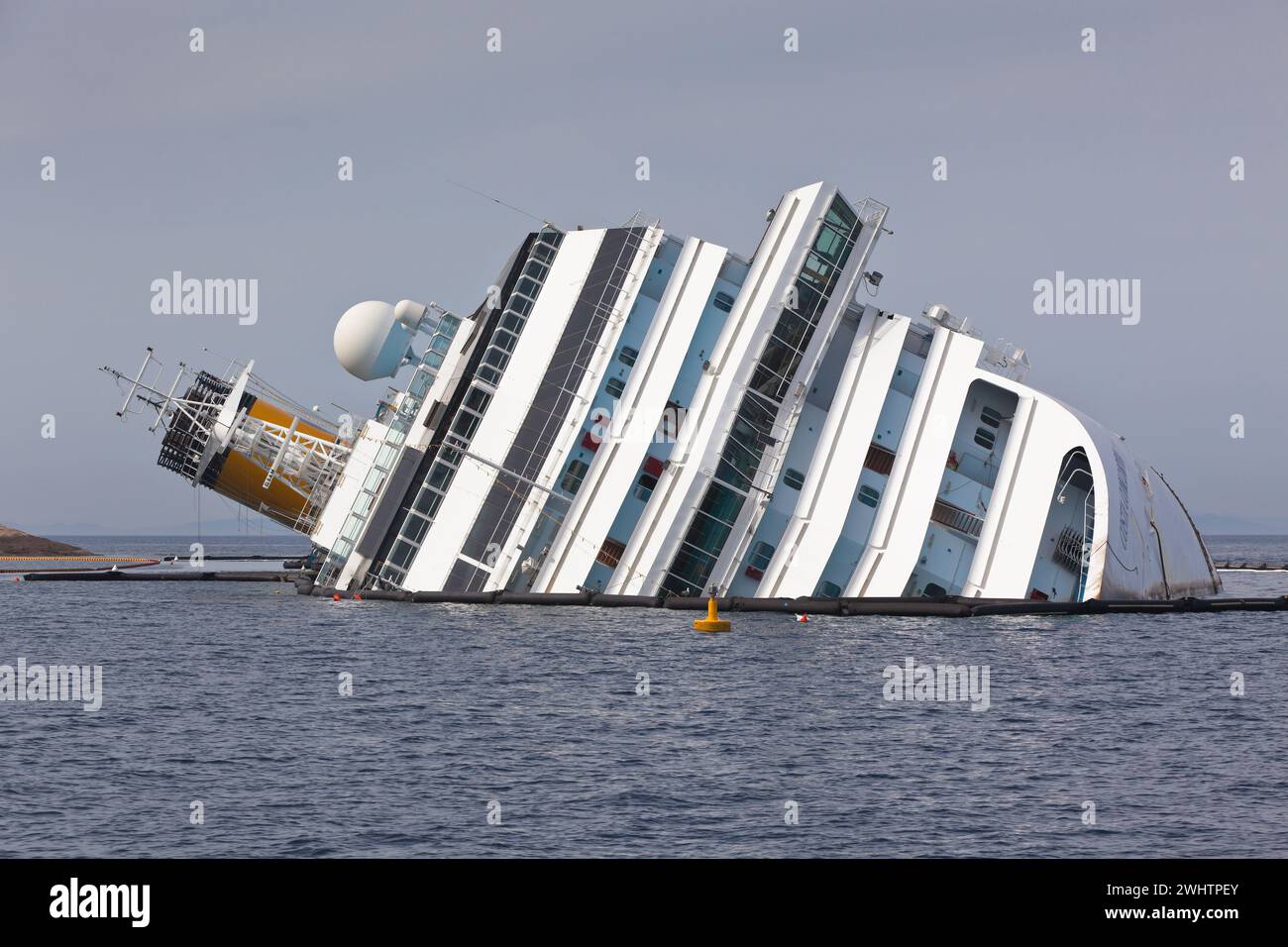 GIGLIO, ITALIE - 28 AVRIL 2012 : bateau de croisière Costa Concordia sur la côte italienne de l'île Giglio après le naufrage le 13 janvier 2 Banque D'Images