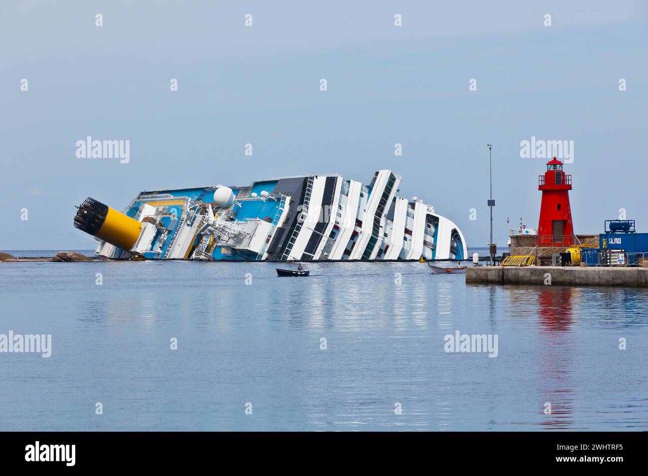 GIGLIO, ITALIE - 28 AVRIL 2012 : bateau de croisière Costa Concordia sur la côte italienne de l'île Giglio après le naufrage le 13 janvier 2 Banque D'Images