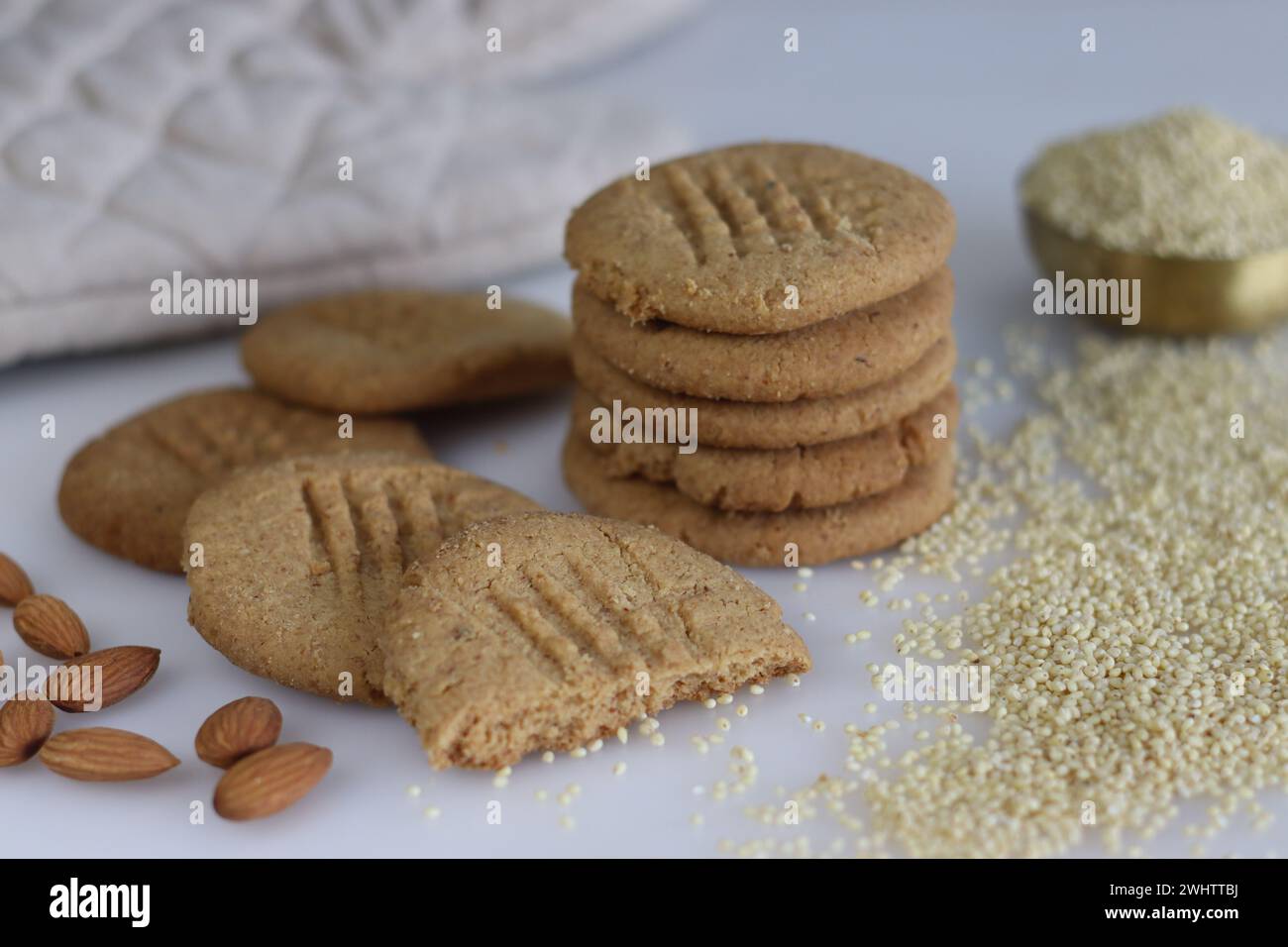 Biscuits proso millet aux amandes, une friandise saine et sans gluten avec de la farine de proso millets, des amandes et une douceur naturelle. Parfait pour les aliments soucieux de la santé Banque D'Images