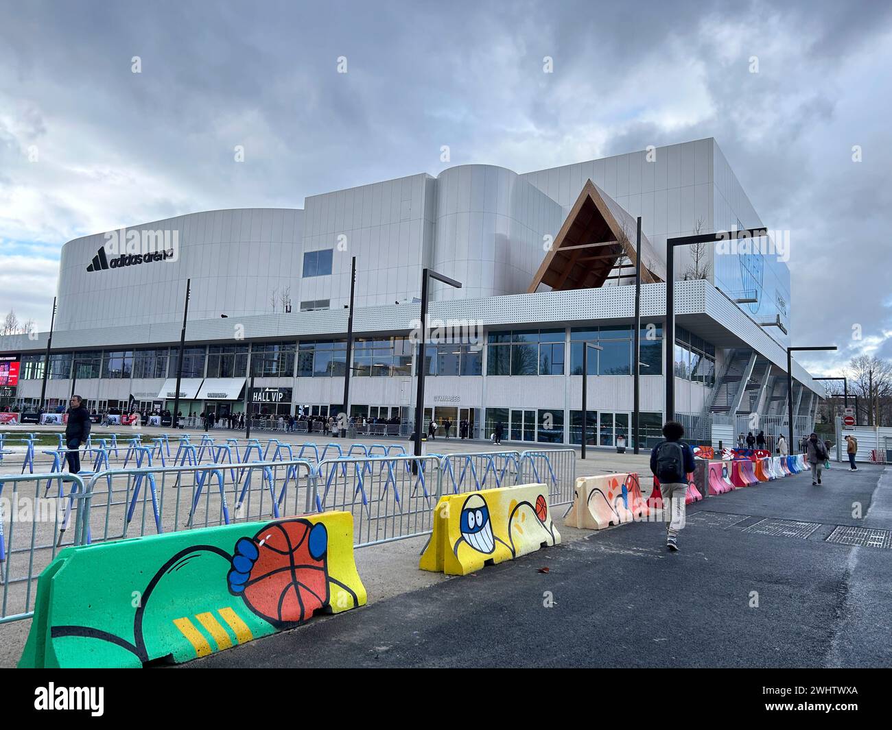 Paris, France, petit groupe de personnes en attente devant le front, Adidas Arena, Sports, Jeux Olympiques, dépenses publiques en France Banque D'Images