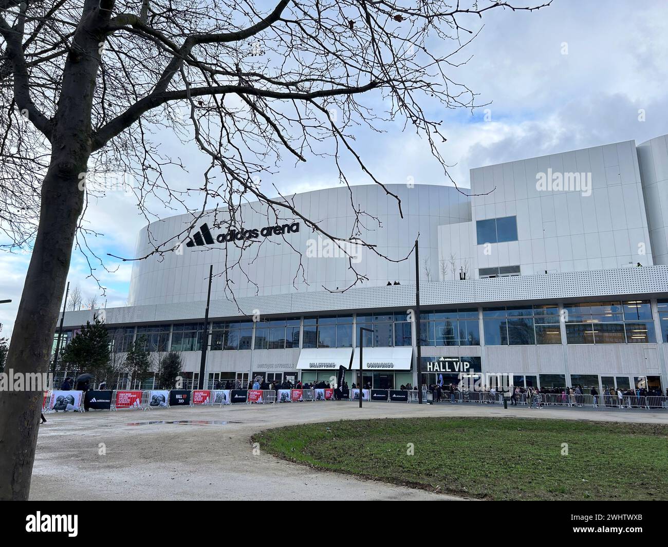 Paris, France, gens qui attendent devant, Adidas Arena, Sports, Paris Olympics Building, architecture moderne, les dépenses publiques en France Banque D'Images