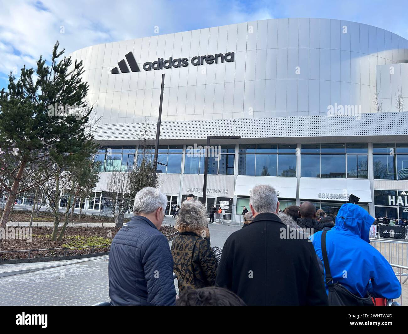 Paris, France, petit groupe de personnes attendant devant l'avant, Adidas Arena, Sports, Paris 2024, Palais des Jeux Olympiques Banque D'Images