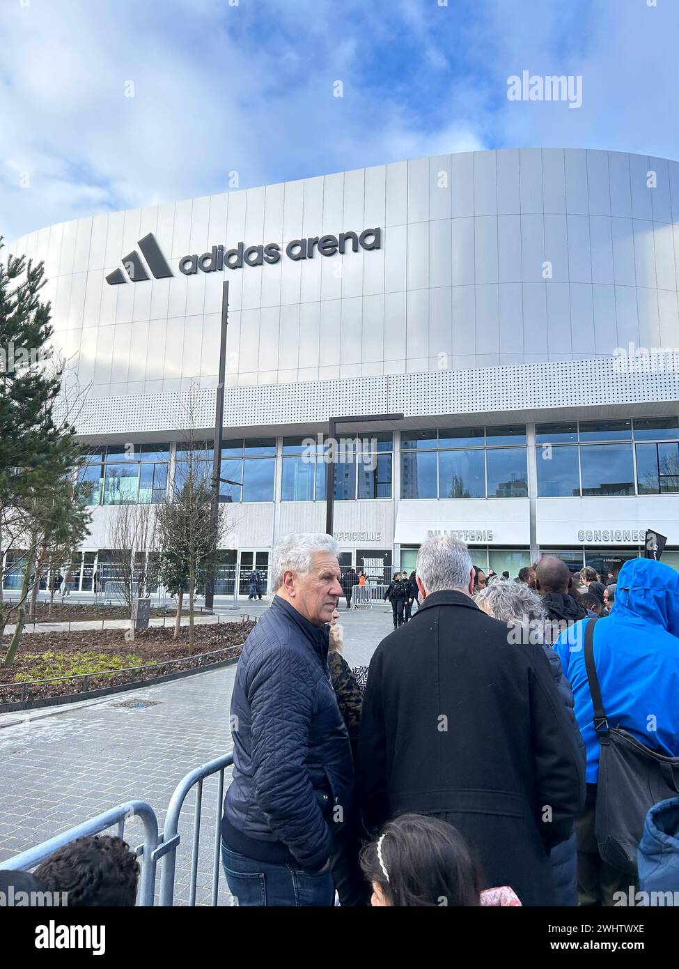 Paris, France, petit groupe de personnes en attente devant le front, Adidas Arena, Sports, Jeux Olympiques, dépenses publiques en France Banque D'Images