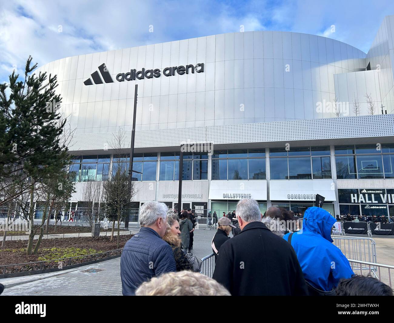 Paris, France, petit groupe de personnes en attente devant le front, Adidas Arena, Sports, Paris Olympics Building, dépenses publiques en France Banque D'Images