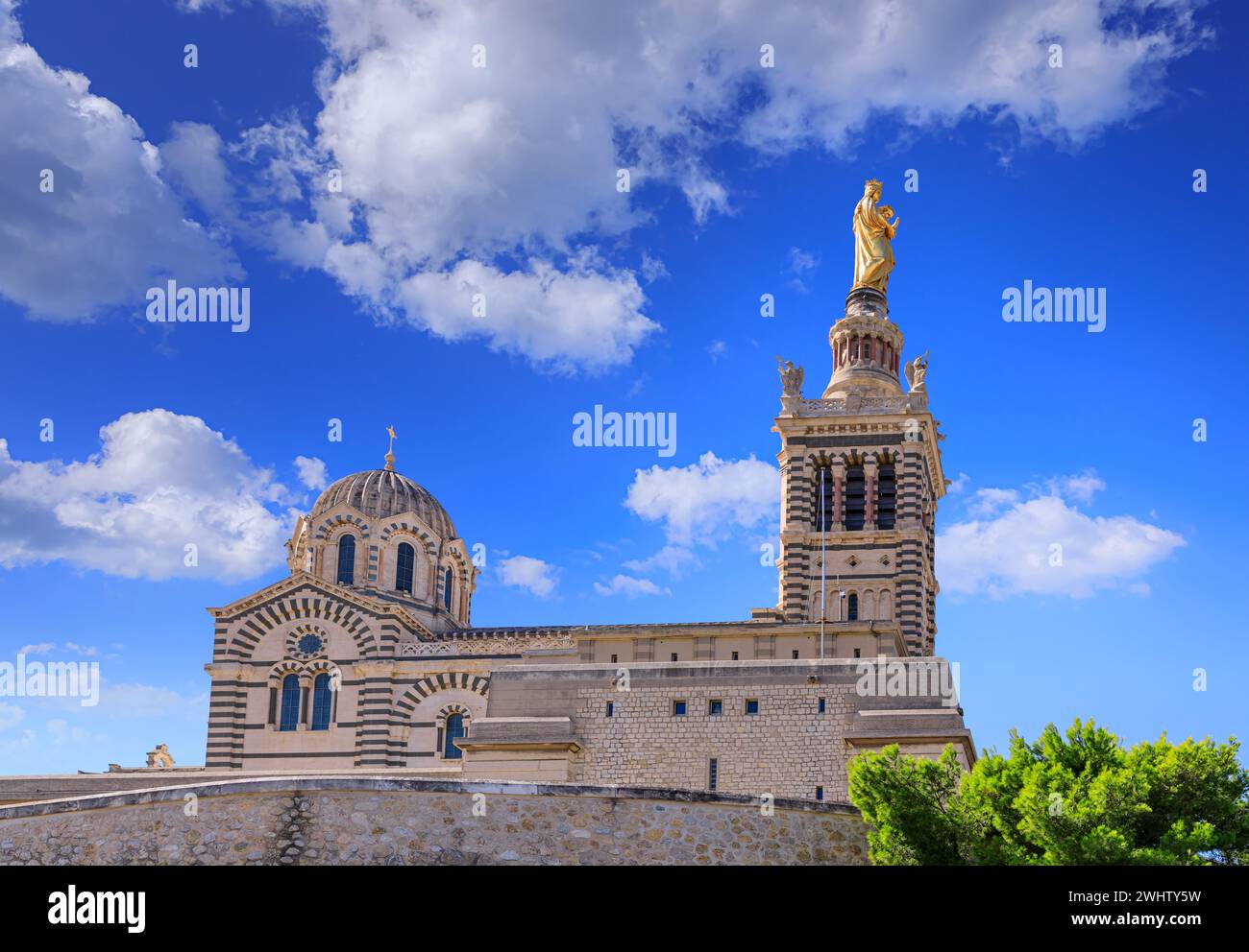 Vue de notre Dame de la Garde à Marseille, France : détail du clocher surmonté de la statue de la Vierge avec enfant. Banque D'Images