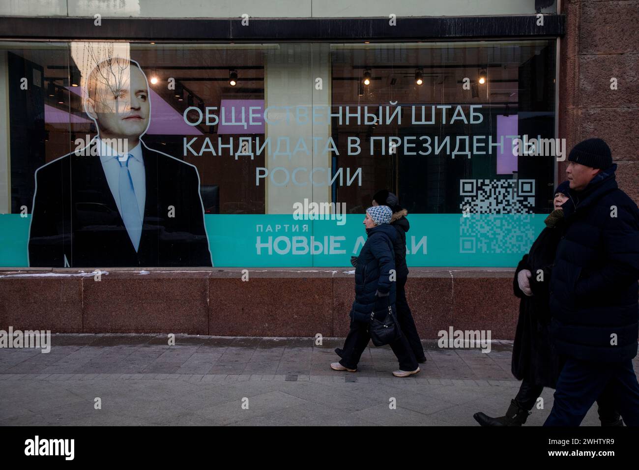Moscou, Russie. 10 février 2024. Les gens passent devant le siège de campagne du candidat présidentiel du parti Nouveau peuple Vladislav Davankov à Moscou, en Russie. L'élection se déroulera sur une période de trois jours, du 15 au 17 mars Banque D'Images