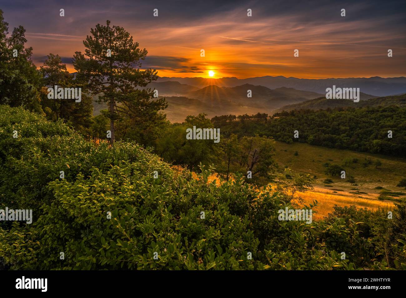 Lever de soleil romantique dans un petit village à la campagne dans la nature sauvage slovène. Un tel moment calme et paisible quand le soleil se lève au-dessus de l'horizon. Banque D'Images