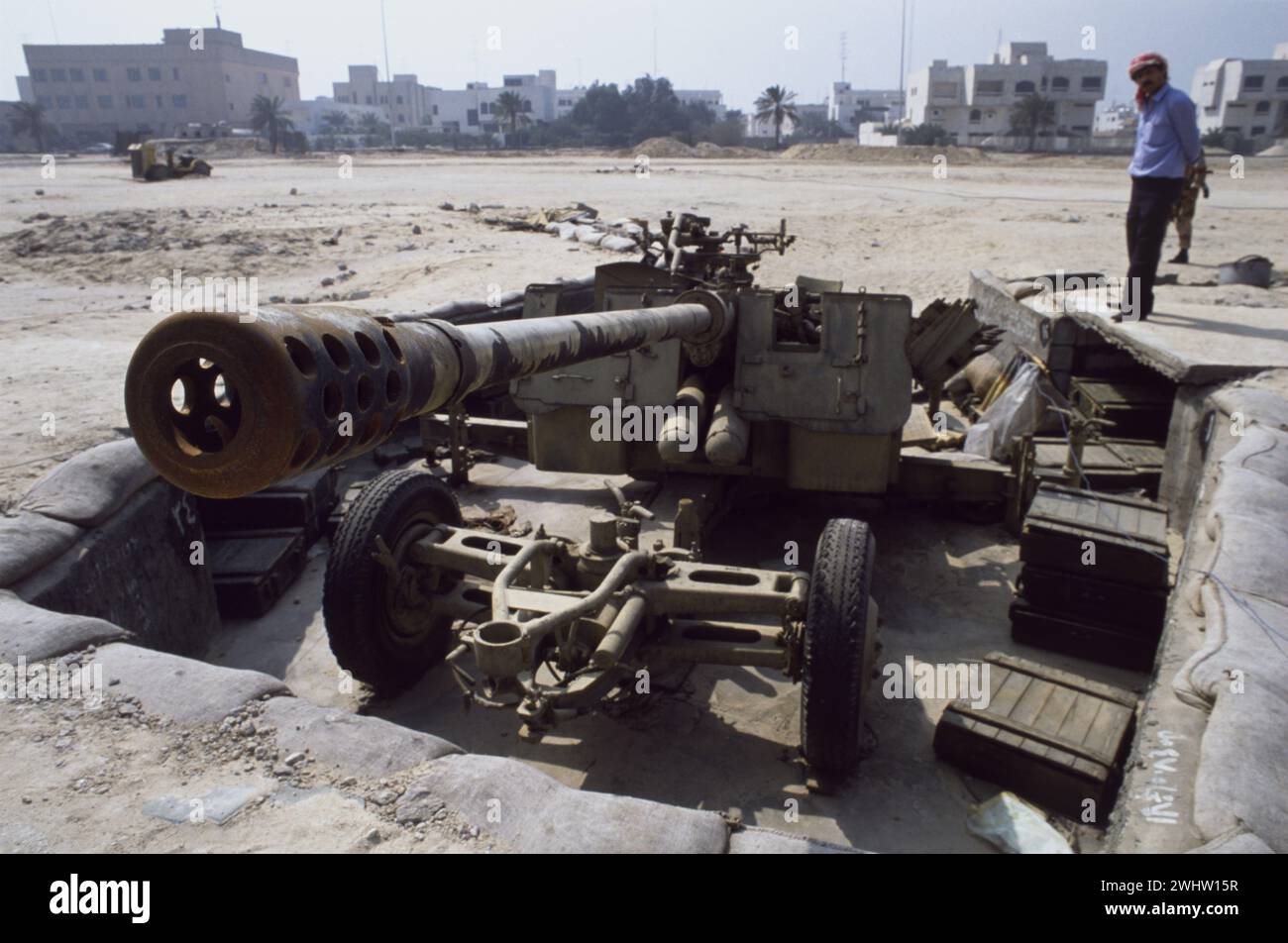 Première Guerre du Golfe : 10 mars 1991 canon antiaérien de 57 mm AZP S-60 de fabrication russe/soviétique, sur la plage d'Anjafa à Koweït City, abandonné par l'armée irakienne. Banque D'Images