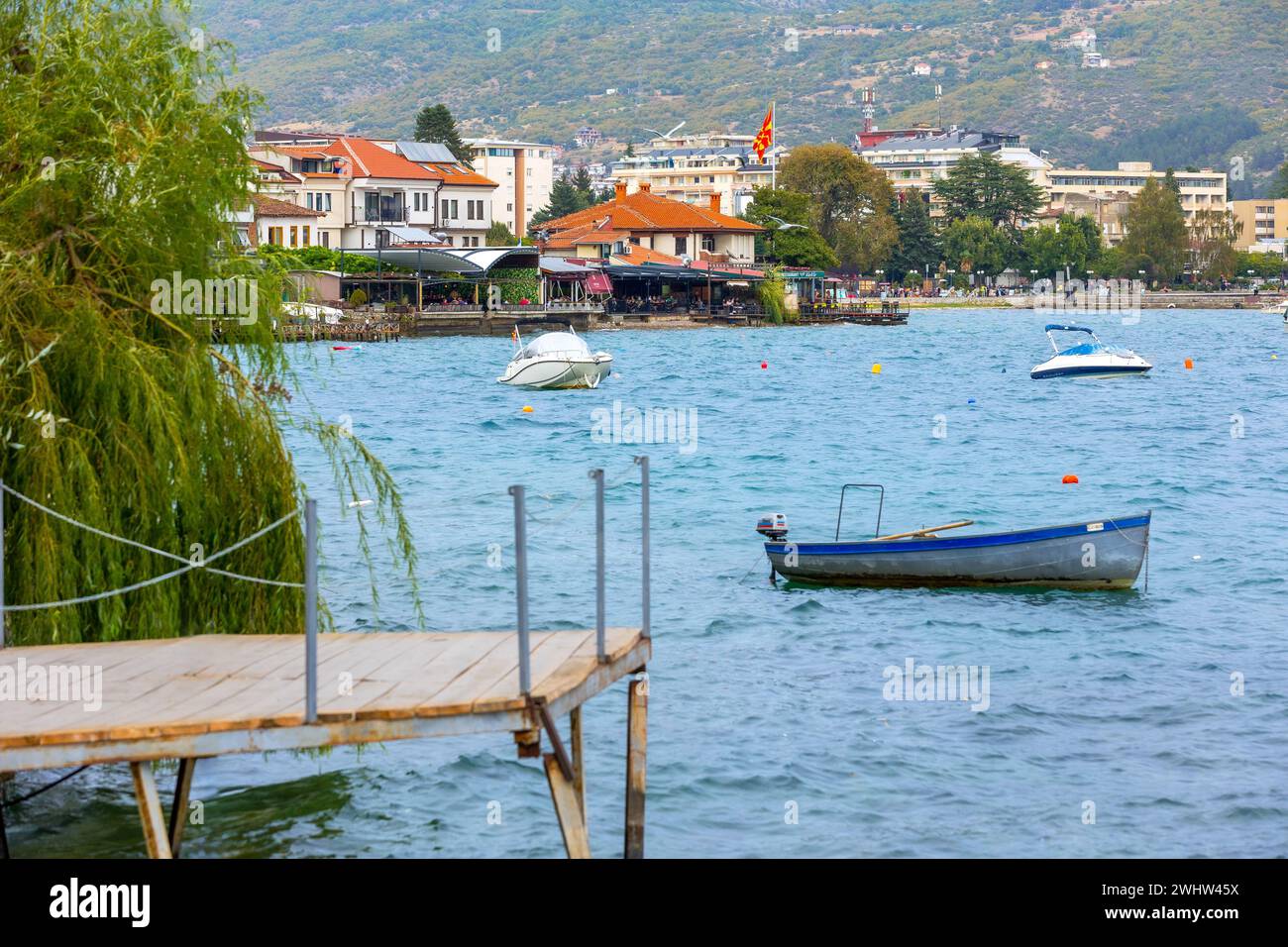 Lac Ohrid, yacht de Macédoine du Nord et vue sur la ville Banque D'Images