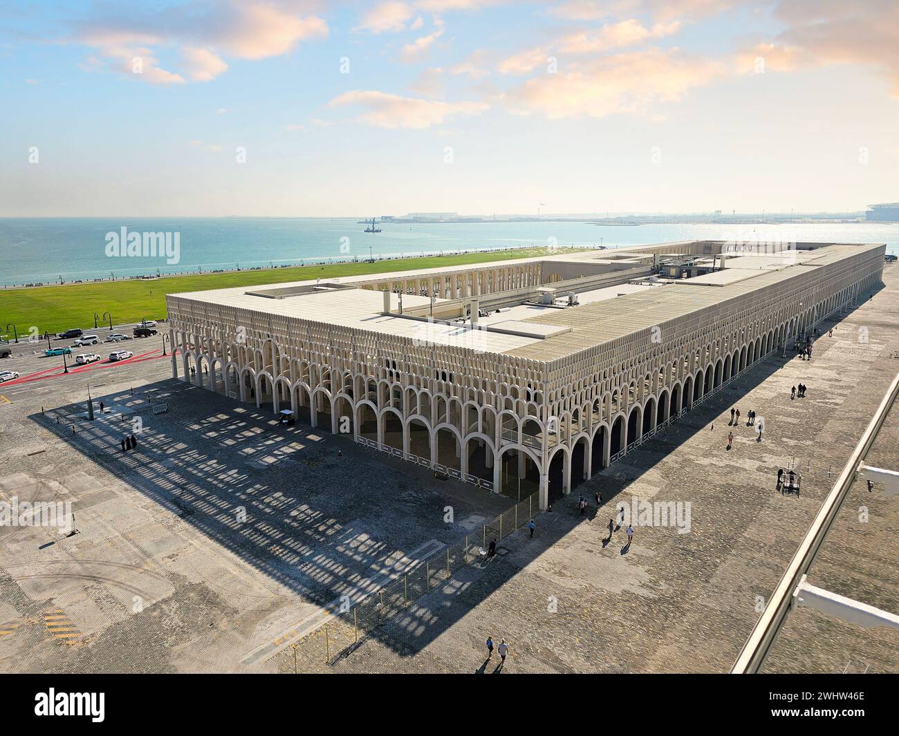 Le Grand Cruise terminal nouvellement construit en 2022 le long de la corniche du front de mer conçu avec 1 154 arches au port de croisière de Doha Qatar. Banque D'Images