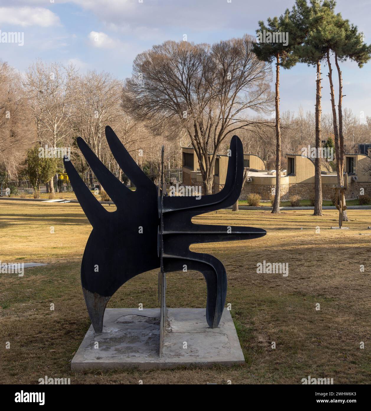 'Pricket Pear' d'Alexander Calder, 1964, acier soudé, jardin du Musée d'art contemporain de Téhéran, Iran Banque D'Images