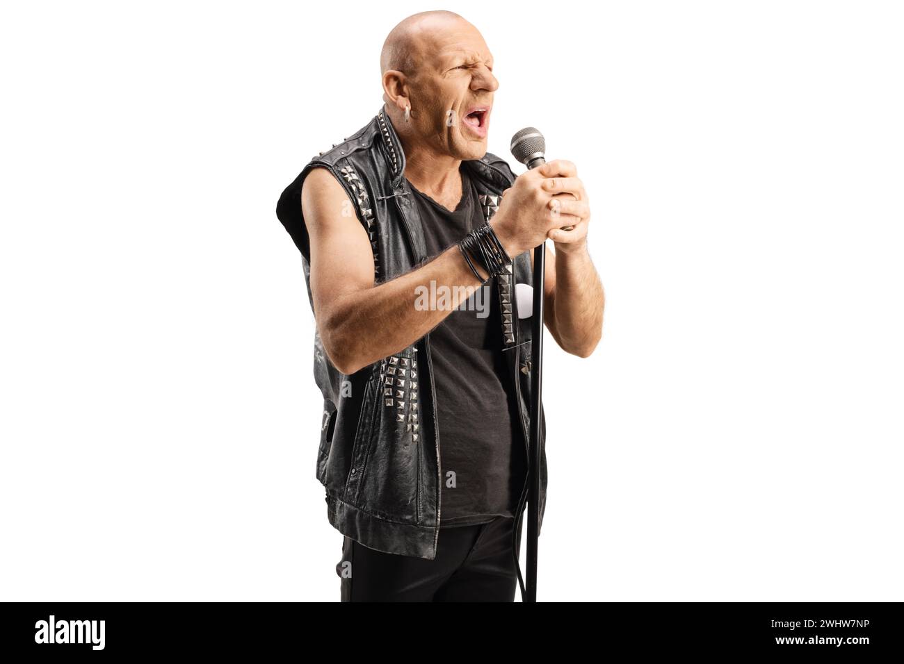 Chanteur punk avec un microphone isolé sur fond blanc Banque D'Images