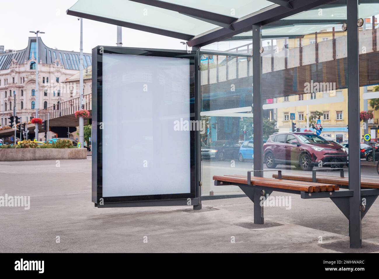 Espace blanc à l'arrêt de bus pour poster des affiches promotionnelles. Idéal pour présenter des publicités Banque D'Images