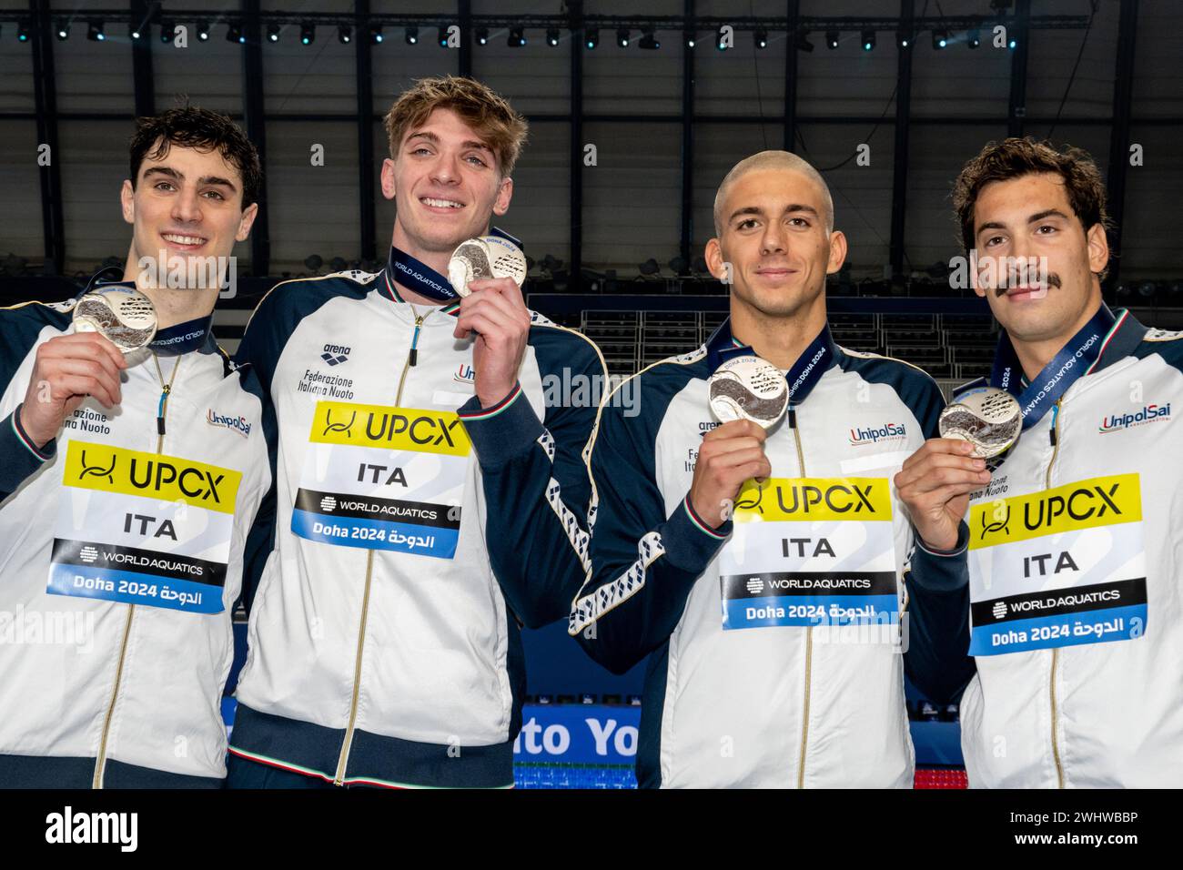 Doha, Qatar. 11 février 2024. Les athlètes de l'équipe Italie Lorenzo Zazzeri, Alessandro Miressi, Paolo Conte Bonin, Manuel frigo montrent la médaille d'argent après avoir participé à la natation 4x100m. Relais masculin Freestyle aux 21èmes Championnats du monde de natation à l’Aspire Dome à Doha (Qatar), le 11 février 2024. Crédit : Insidefoto di andrea staccioli/Alamy Live News Banque D'Images