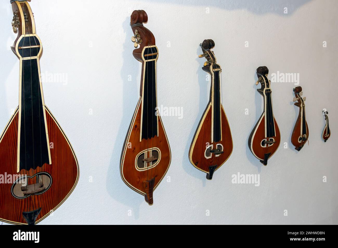 Lyres crétoises accrochées à un mur dans un magasin d'instruments. La lyre à trois cordes est l'instrument folklorique le plus populaire de l'île de Crète. Banque D'Images