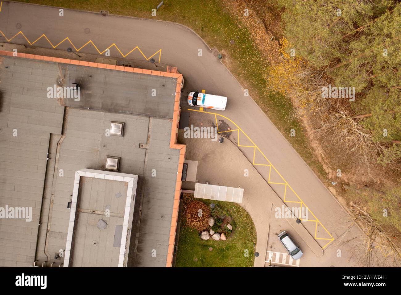 Photographie par drone d'ambulance pendant la journée ensoleillée d'automne Banque D'Images