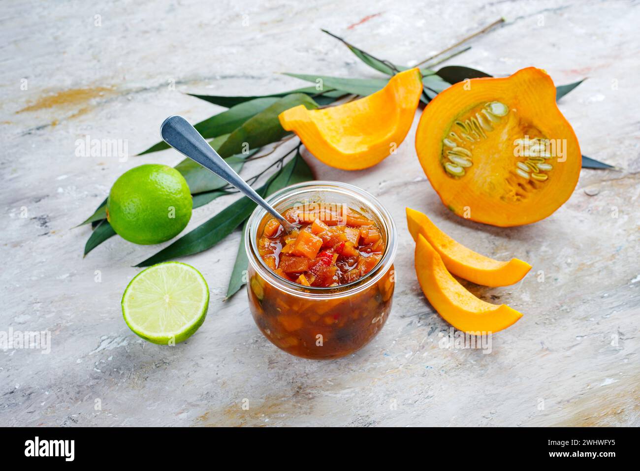 Chutney traditionnel de citrouille indien avec citron servi en gros plan dans un pot de conserve Banque D'Images