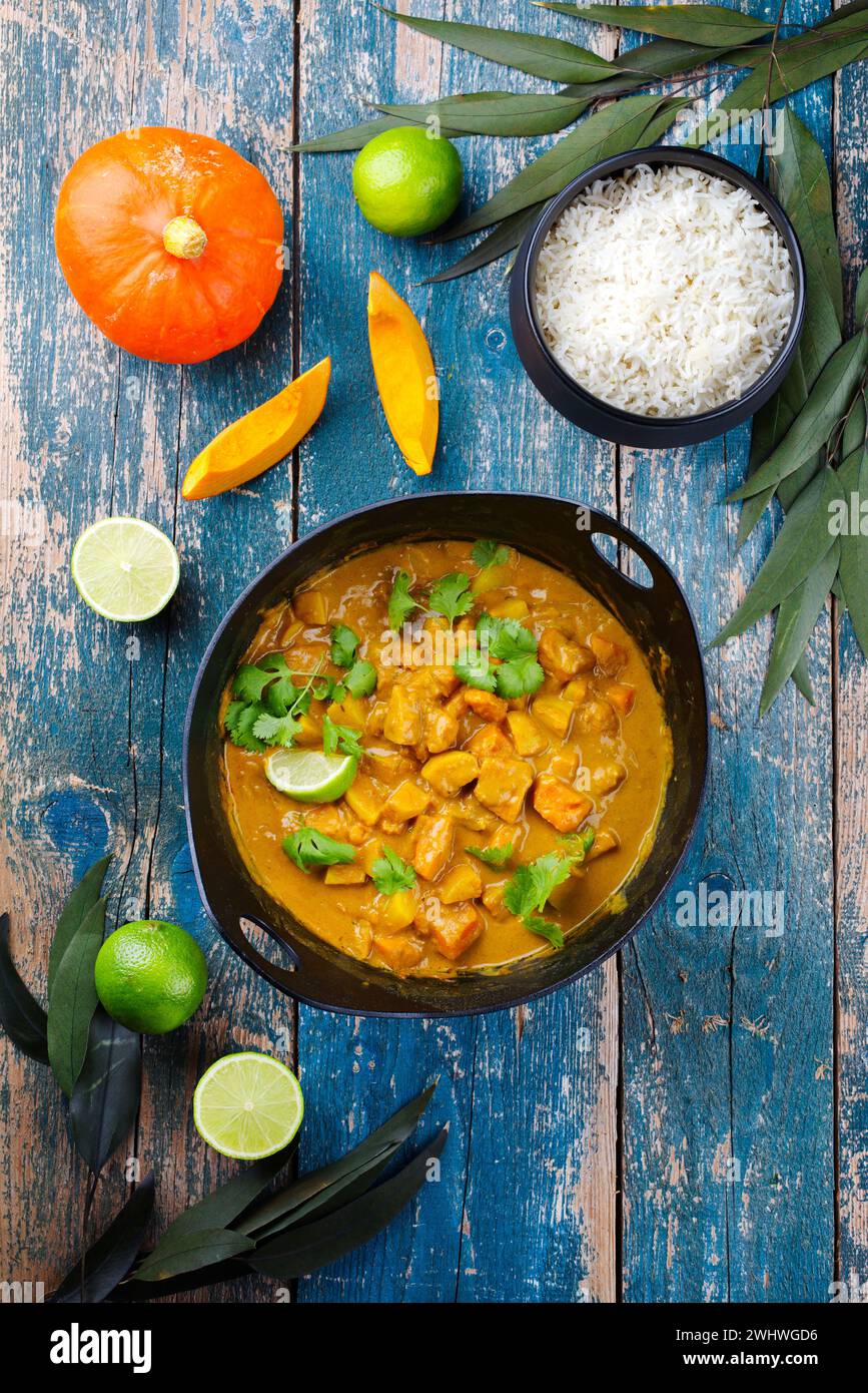 Ragoût végétarien traditionnel indien au curry avec patates douces Banque D'Images