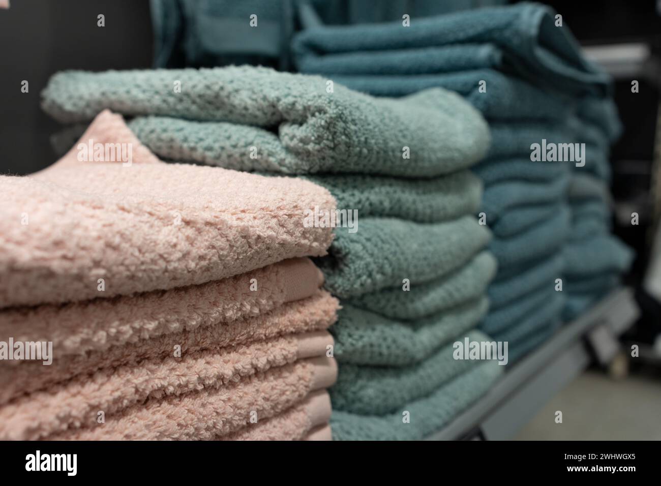 Serviettes de bain et serviettes de bain en coton. Serviettes de bain. Les serviettes de bain en coton colorées s'empilent. Banque D'Images