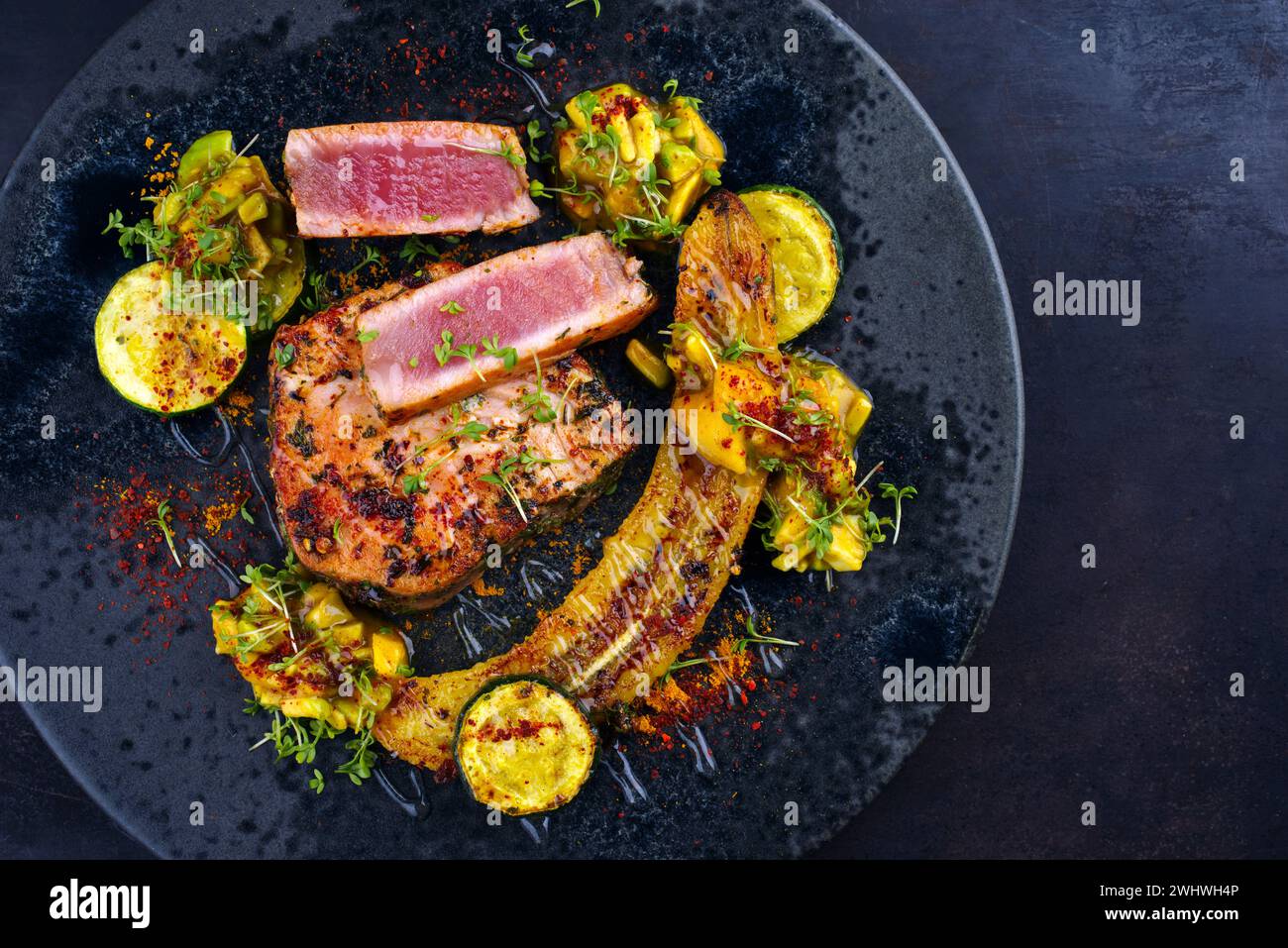 Bifteck de thon gastronomique frit avec banane Banque D'Images