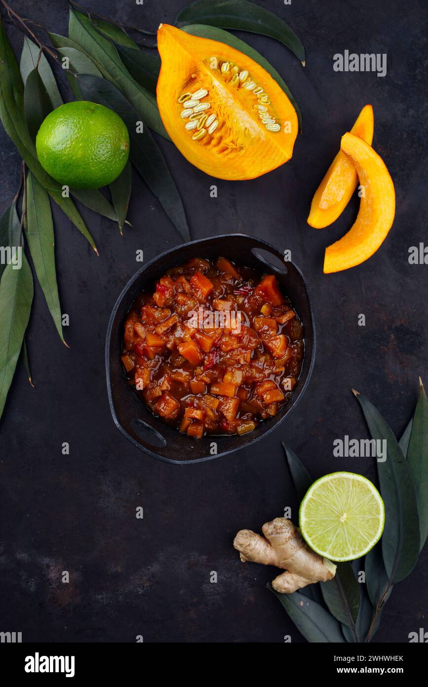 Chutney traditionnel de citrouille indien avec citron et gingembre servi comme vue de dessus dans un bol design Banque D'Images