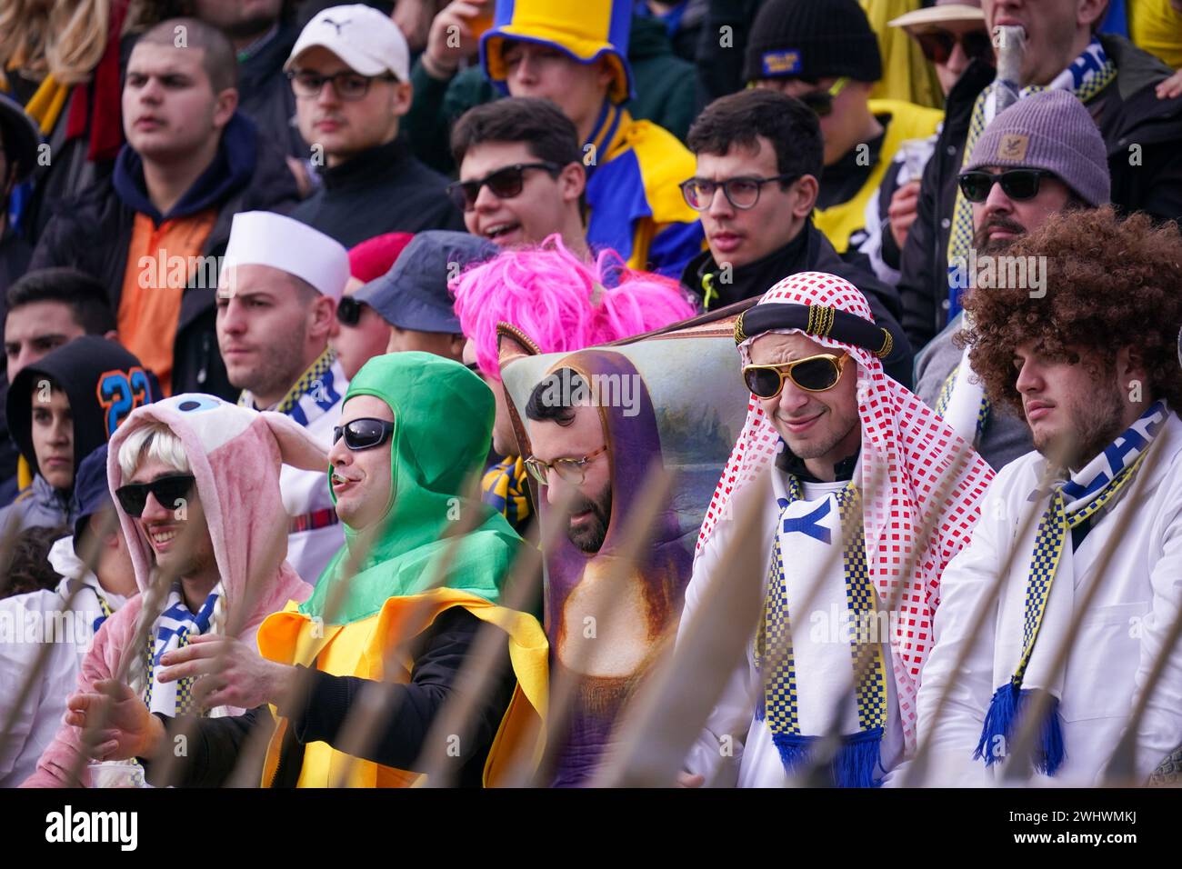 Monza, Italie. 11 février 2024. Supporters du Hellas Verona FC avec costume de carnaval, lors de AC Monza vs Hellas Verona FC, Serie A, au U-Power Stadium. Crédit : Alessio Morgese/Alessio Morgese/Emage/Alamy Live news Banque D'Images